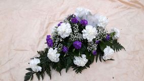 Kukkakimpu valkoisista ja violeteista kukista