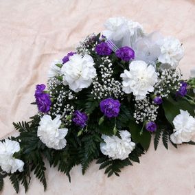 Kukkakimpu valkoisista ja violeteista kukista