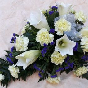 Hautajaiskimppu sinisillä ja valkoisilla kukilla