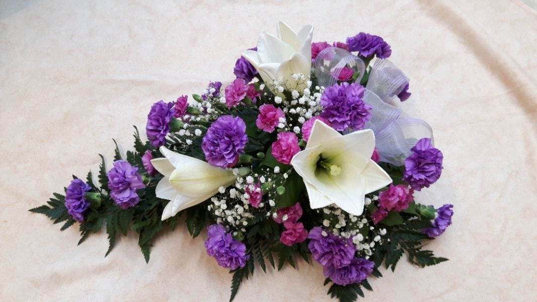 Kukkakimppu violeteilla ja valkoisilla kukilla