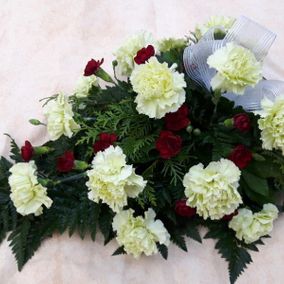 Hautajaiskimppu punaisilla ja valkoisilla kukilla