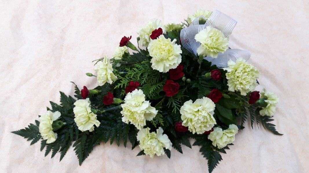 Hautajaiskimppu punaisilla ja valkoisilla kukilla