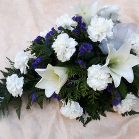Sinivalkoinen hautajaiskimppu